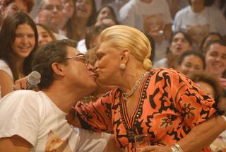 Hebe Camargo dá selinho durante gravação