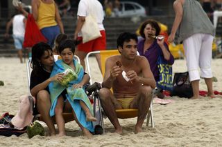 Caio Blat e Thierry Figueira em praia carioca
