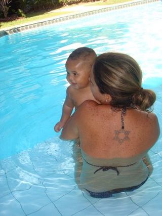 Astrid Fontenelle mostra seu filho na piscina