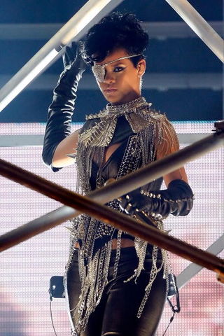 Rihanna usa tapa-olho para esconder lesão