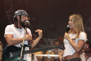Claudia Leitte canta pela 1ª vez após parto
