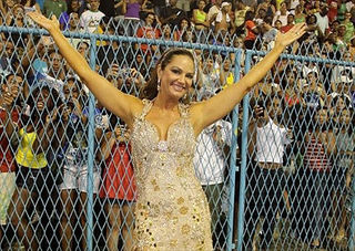 Luiza Brunet desmaia antes de desfilar