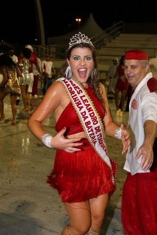 Íris Stefanelli samba debaixo de chuva em SP