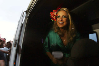 Claudia Leitte amamenta antes de subir no trio
