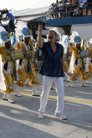 Miguel Falabella mostra samba no pé