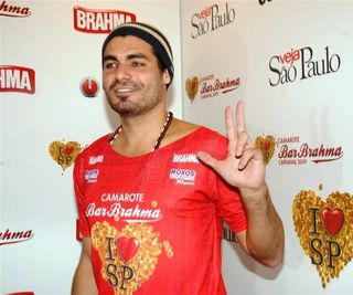 Thiago Lacerda curte carnaval em SP