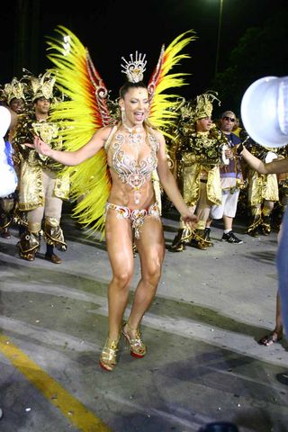 Sheila Melo exibe corpo sarado em SP