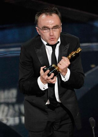 O diretor Danny Boyle, de 'Quem Quer Ser um Milionário', recebe o Oscar