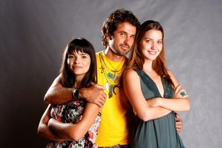 O ator Eriberto Leão, protagonista de Paraíso, entre as atrizes Nathália Dill e Vanessa Giácomo