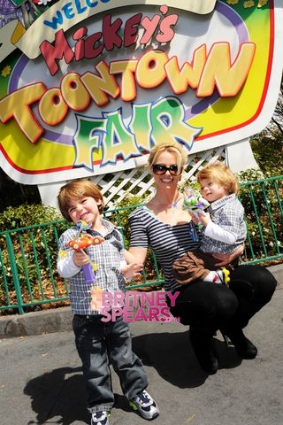 Filhos de Britney Spears dançam em turnê