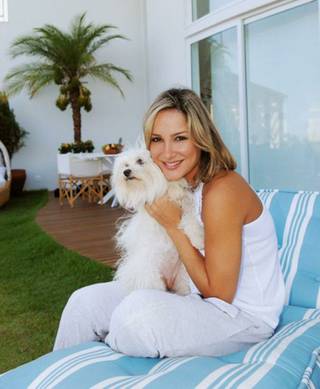Claudia Leitte com a maltês Mary Jane, nome escolhido em homenagem ao seu filme favorito, Spiderman