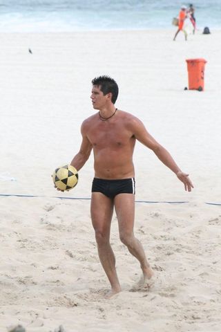 Márcio Garcia exibe boa forma na praia