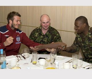 David Beckham autografa prótese de soldado