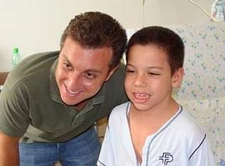 CARAS DO BEM: Luciano Huck visita hospital