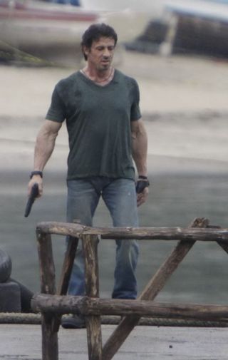 Sylvester Stallone em cena de Os Mercenários em Mangaratiba