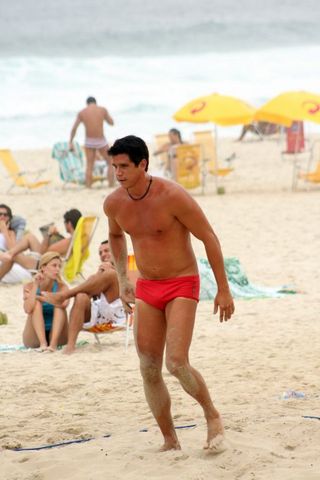 Márcio Garcia na praia com a família