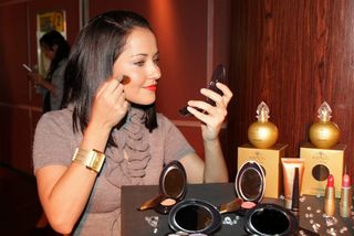 MAKE UP: Maytê Piragibe aposta no batom vermelho
