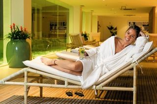 Em momento de relax no Sofitel Jequitimar Guarujá, Adriane reflete sobre sua agitada semana: estreia na Band e nome envolvido em escândalo político do ex, o dep. Fábio Faria.