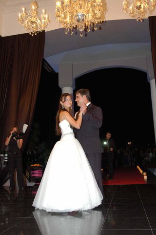 Pai e filha dançam a tradicional valsa dos 15 anos