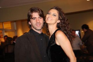 Maria Fernanda Cândido paparica o marido