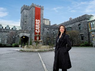 LUCIANA GIMENEZ VISITA O CASTELO DE CARAS EM NEW YORK