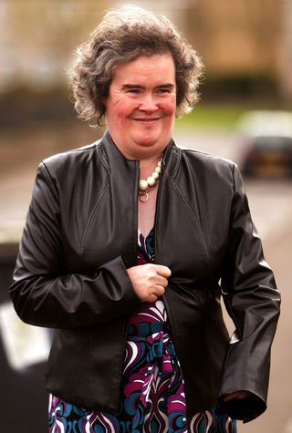 Susan Boyle caminha na cidade onde mora