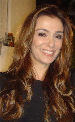 Mônica Martelli ama suas longas medeixas