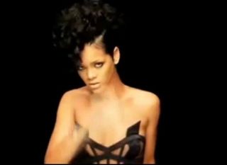 ZOOM BY G.RAVACHE: Rihanna tira a roupa