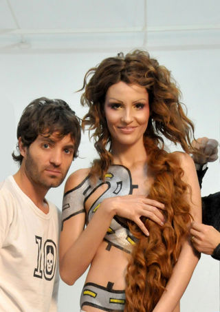Fernanda Tavares é preparada para sessão de fotos