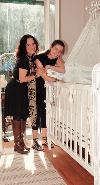 Regina e Bettina, mulher de André, que dá à atriz o 2º neto, 'babam' no Quarto do Theo, com décor de Robson Gonzáles.