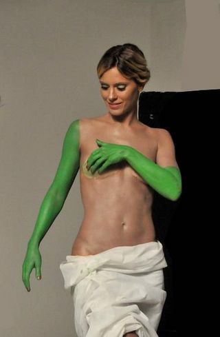 Carolina Dieckmann posa de Vênus de Milo