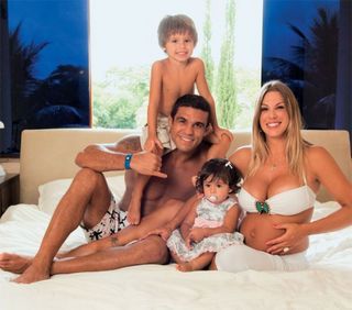 Joana Prado e Vitor Belfort com David e Vitória