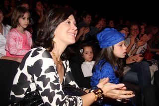 Mamães famosas passeiam com os filhos