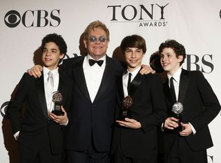 Elton John com os atores mirins David Alvarez, Trent Kowalik e Kiril Kulish