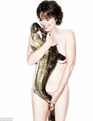 Greta Scacchi nua pela natureza