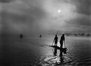 Sebastião Salgado olha para o ambiente