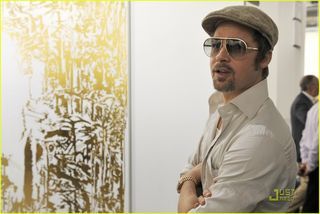 Brad Pitt visita exposição de arte na Suíça
