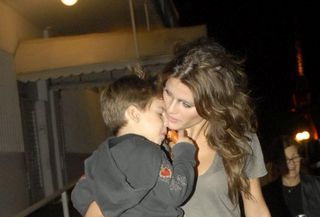 Isabeli Fontana leva os filhos ao Fashion Rio