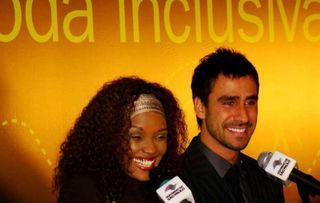 Julio Rocha e Isabel Fillardis em desfile inclusivo