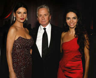 OHANA E ZETA-JONES ARRASAM NA FESTA-TRIBUTO A MICHAEL DOUGLAS