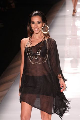 Tania Khallil pela 1ª vez nas passarelas da SPFW