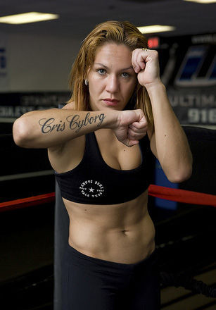 A lutadora Cris “Cyborg” derruba repórter