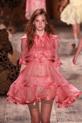 Estampas e transparências para verão chique