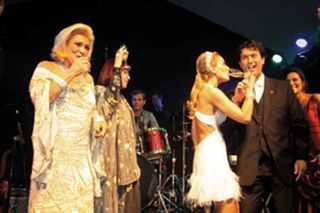 HEBE E RITA LEE ERGUEM BRINDE AO AMOR