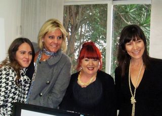 <B>TENDÊNCIAS DE MODA EM SP</B>“><figcaption><B>TENDÊNCIAS DE MODA EM SP</B> / foto: FOTOS: FABIO GUINALZ / AGNEWS, GINA VINSON, GISELE FRANÇA, OSÍRIS BERNADINO, ANDRÉ VICENTE E LORENZO FABRI.</figcaption></figure>
</div>
<p>–</p><input type=