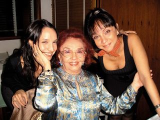 <B>FELIZ ANIVERSÁRIO </B>“><figcaption><B>FELIZ ANIVERSÁRIO </B> / foto: ANDRÉ VICENTE, ALESSANDRA GERZOSCHKOWITZ, GLAYCON MUNIZ, JAMILLE MENEZES, JOÃO PASSOS E MIDORI DE LUCCA</figcaption></figure>
<figure><img decoding=