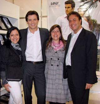 <B>SALÃO MODA BRASIL </B>“><figcaption><B>SALÃO MODA BRASIL </B> / foto: JUSCELINO PEREIRA, LI COTAIT, LUCIANO PIVA, LUCIMARA PEREIRA, PETRÔNIO CINQUE E OVADIA SAAD</figcaption></figure>
<figure><img loading=