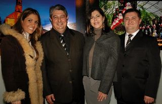 <B>GRAMADO EM LIVRO</B>“><figcaption><B>GRAMADO EM LIVRO</B> / foto: CRISTINA GRANATO, JOÃO PASSOS, VERENA SMIT E YURI MINE</figcaption></figure>
<figure><img decoding=