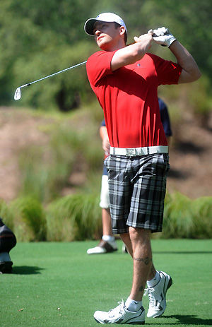 Justin joga em campo de golfe ecológico