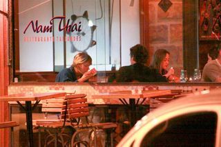 Dieckmann e o marido em restaurante tailandês